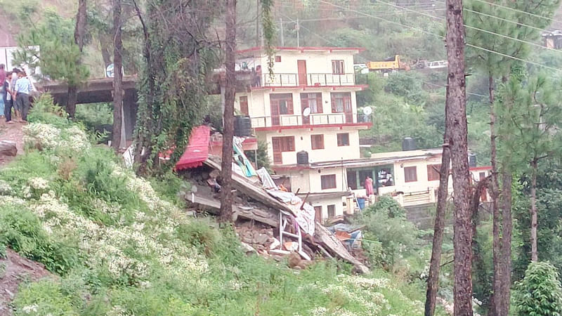 The building, which housed a restaurant, located on the Nahan-Kumarhatti road, collapsed amidst heavy rains in the area. (Image tweeted by @DDNewsShimla)