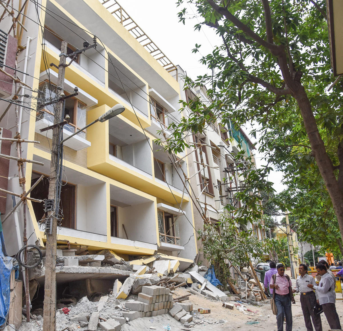 An under-construction building and a residential complex collapsed on Hutchins Road, Cooke Town, near Banaswadi in Bengaluru on July 10, killing five people. DH PHOTO 