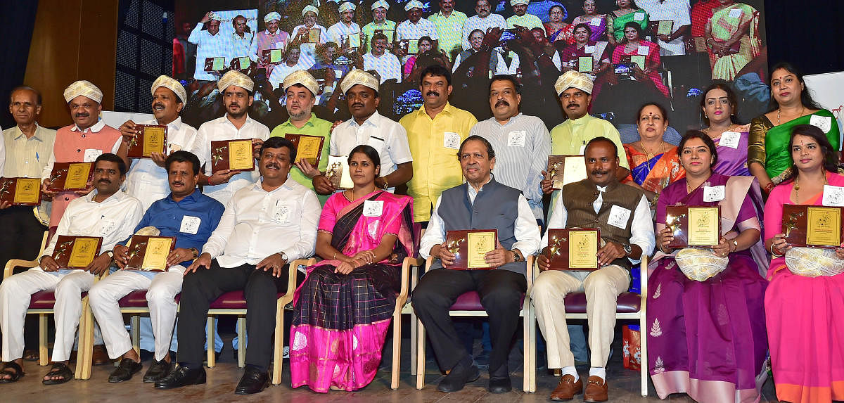 The winners of 'Corporator 1 Namma Samiti Puraskaara' awards instituted by Citizens For Bengaluru on Sunday. Former Lokayukta Justice (retd) N Santosh Hegde and Mayor Mallikarjun are seen. DH PHOTO/RANJU P