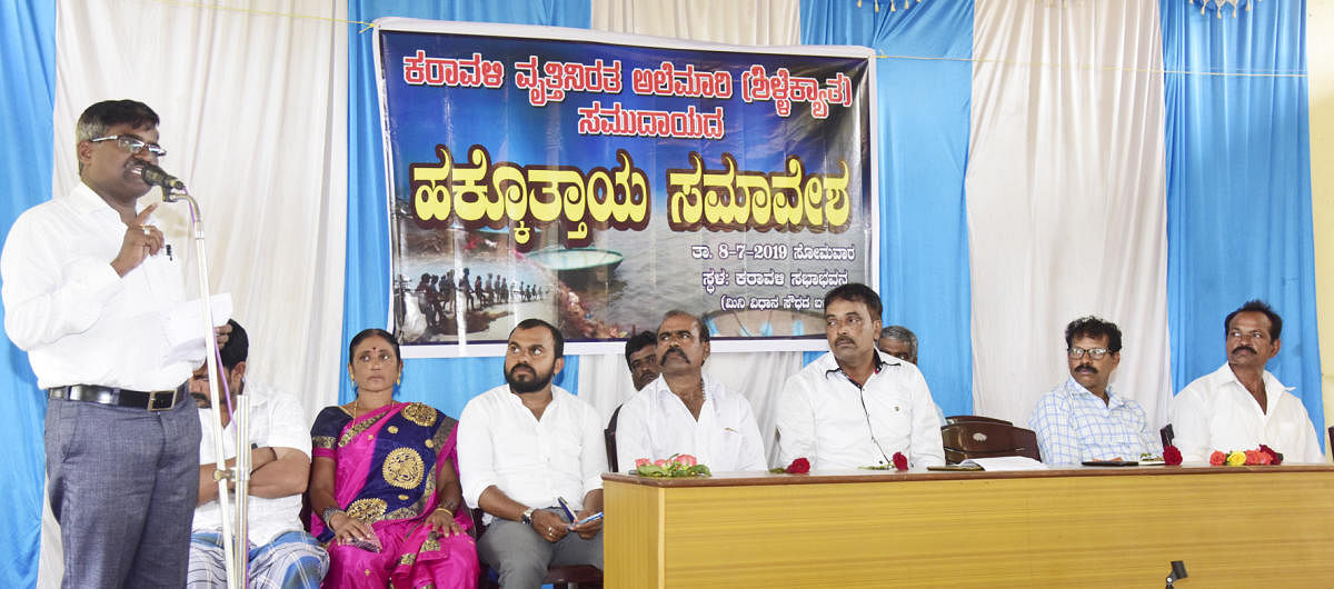 Dr Mallikarjuna Manpade, Karnataka Alemari, Are Alemari Mattu Vimukta Budakattugala Yuvajana Okkoota state president, speaks at a convention in Mangaluru.