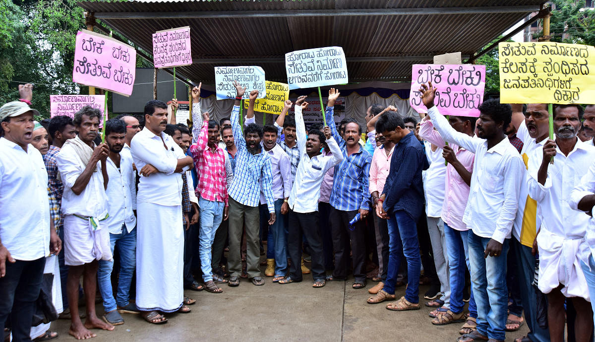 Villagers under the banner of Moolarapatna Muthooru Sethuve Horata Samithi stage a protest in front of the deputy commissioner’s office in Mangaluru on Monday.