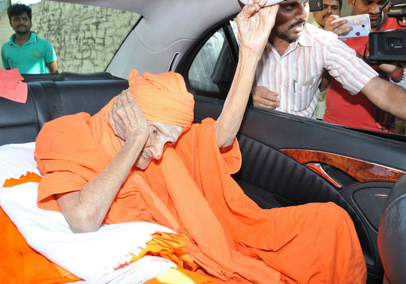 An expert team of doctors from Chennai visited the mutt on Thursday and carried out various tests on Swamiji. (DH File Photo)