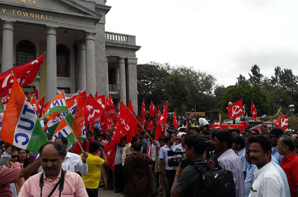 Strike evokes mixed response in Karnataka, rural Maharashtra partially hit