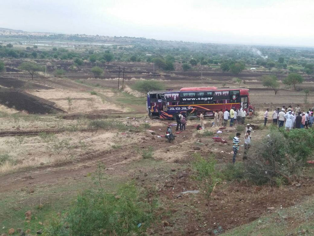 Nine people lost their lives in a freak accident while travelling to Latur in Maharashtra.