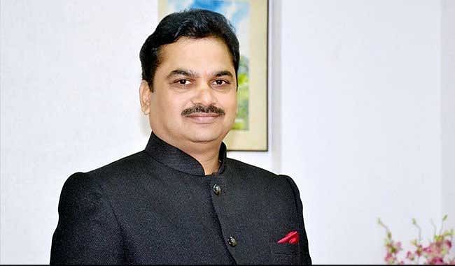 The video of Water Conservation Minister Ram Shinde of the BJP went viral on Sunday. The incident purportedly took place on the Solapur-Barshi Road when the minister was travelling in a car. Picture courtesy Twitter