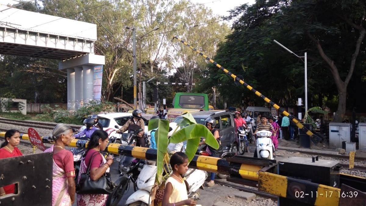 Every Crossing is a daily nightmare. Wreaking havoc, peak-hour chaos stumps motorists in a hurry on all narrow roads leading up to the LCs. 