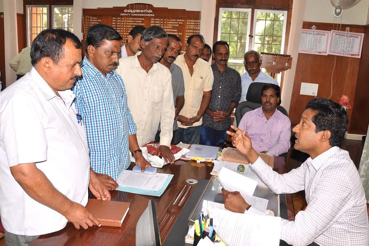 Chikkamagaluru Deputy Commissioner Dr Bagadi Gautam speaks to a delegation, led by Zilla Panchayat member Ramaswamy Shettigadde and Gram Panchayat president D V Srinivas Naidu, on Thursday.