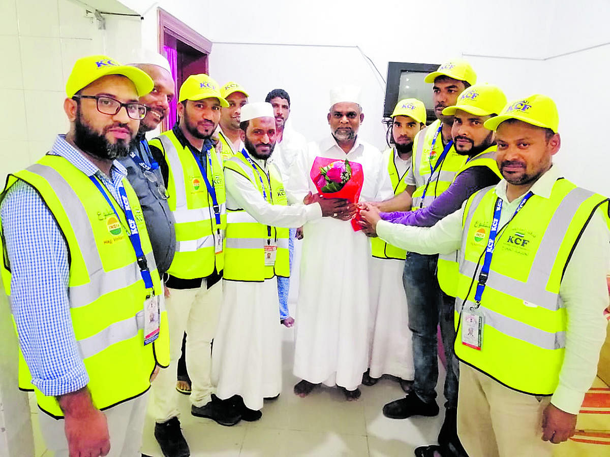 The 150 Hajj pilgrims from Mangaluru were given a rousing reception by volunteers of Karnataka Cultural Foundation upon their arrival at Prince Mohammad bin Abdulaziz International Airport in Medina on Thursday.