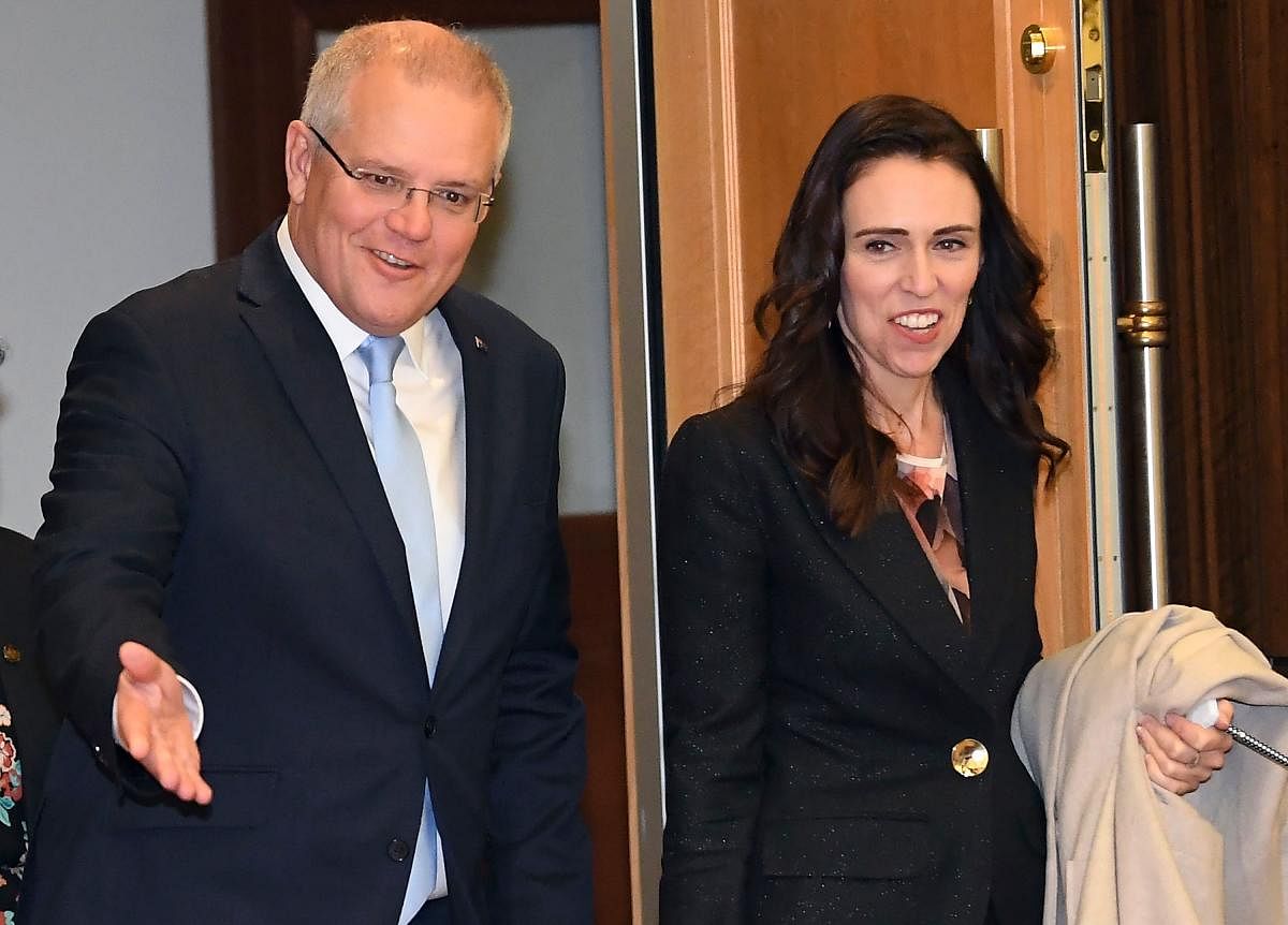 Prime Minister of New Zealand Jacinda Ardern (R) and Australia's Prime Minister Scott Morrison (L) enter a meeting in Melbourne (AFP Photo)