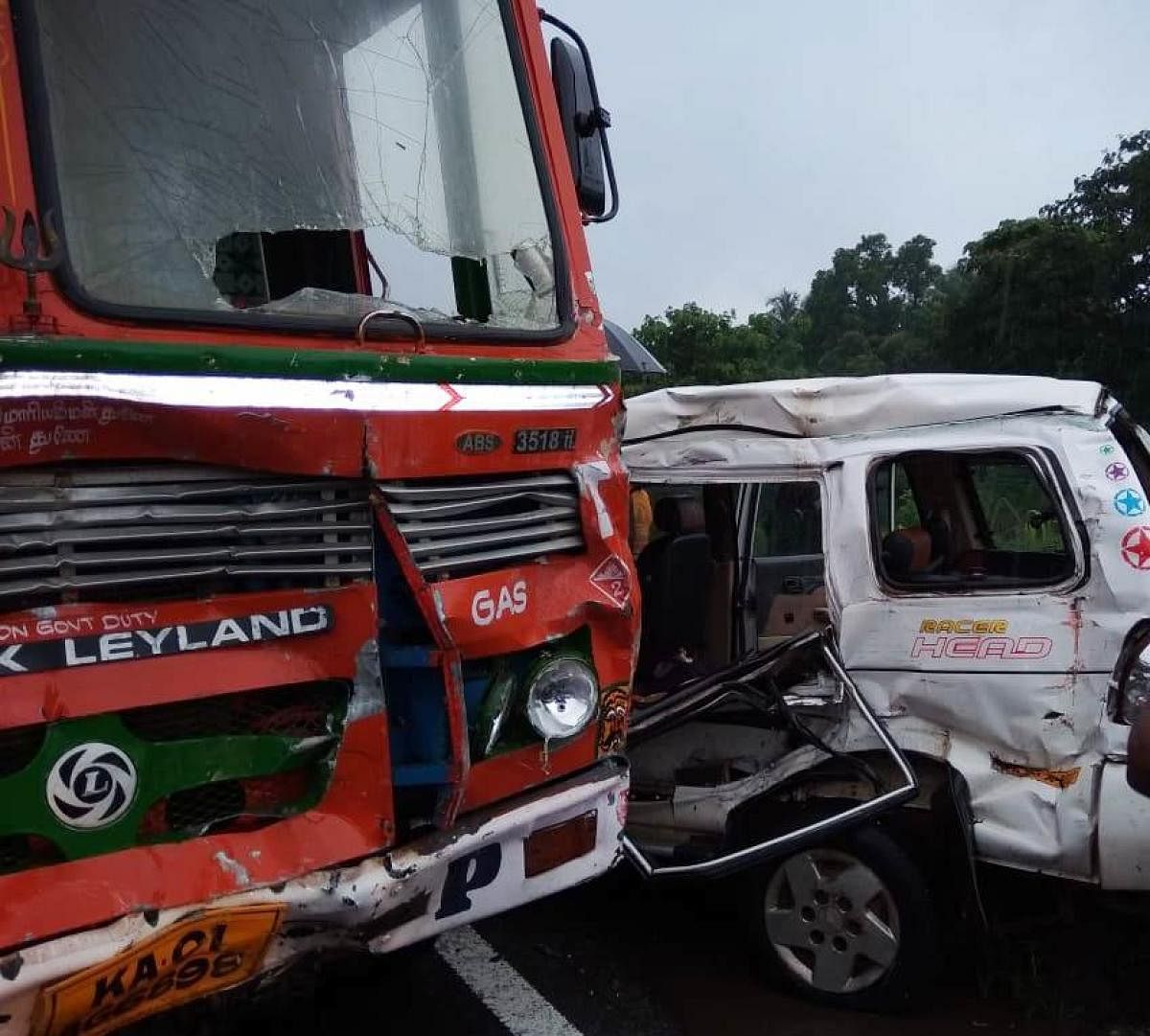 The SUV and the LPG tanker that were involved in an accident near Brahmarakootlu toll gate on NH 75, Dakshina Kannada, on Friday. DH PHOTO