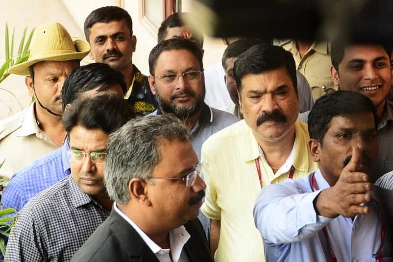 The Founder and Managing Director of I Monetary Advisory (IMA) Mohammed Mansoor Khan, the prime accused in the multi-crore investment scam taken from Enforcement Directorate office in Shantinagar to City Civil Court near SBM circle in Bengaluru on Saturday. | DH Photo.