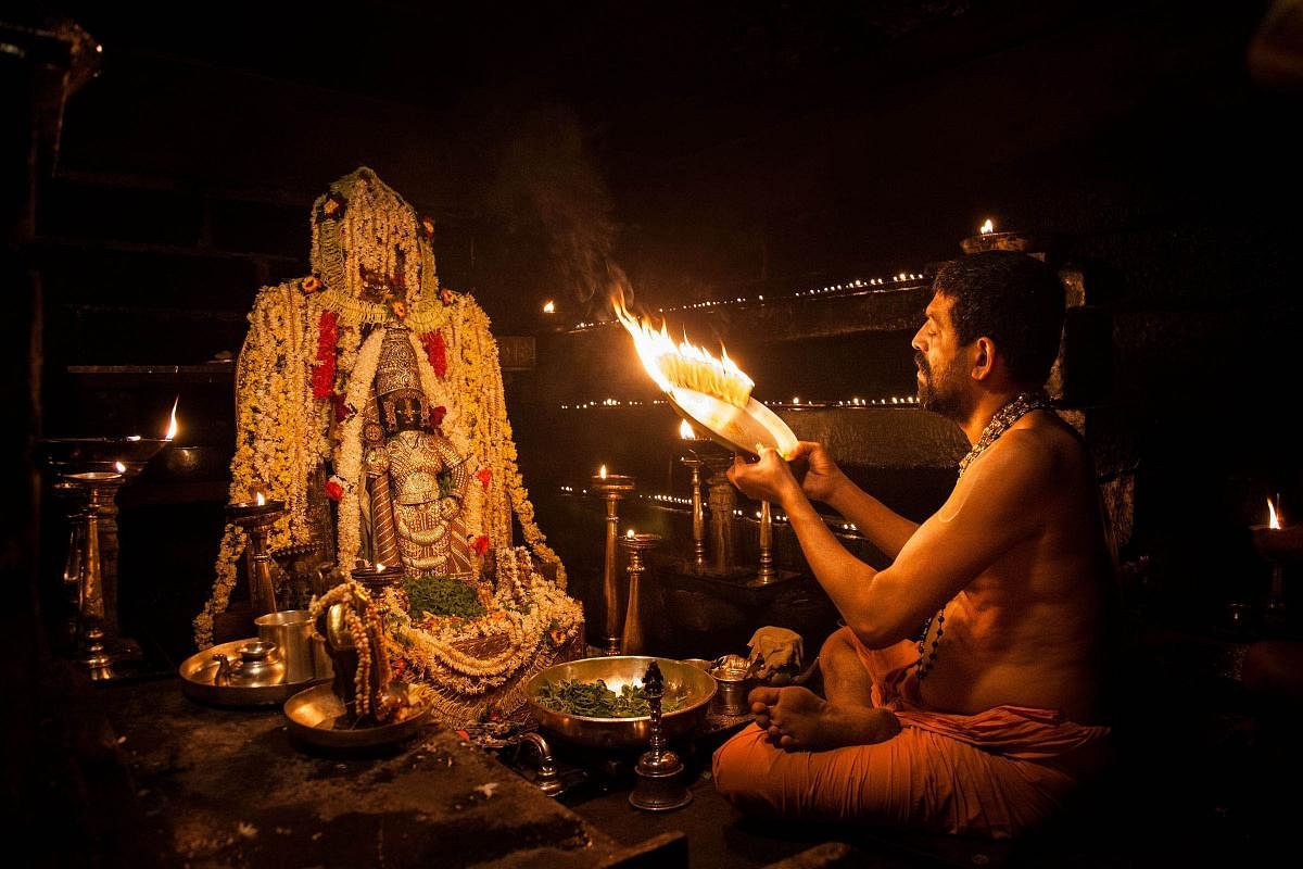 A file photo of Shiroor Mutt seer Lakshmivara Theertha Swami performing aarti to Lord Krishna in Udupi.