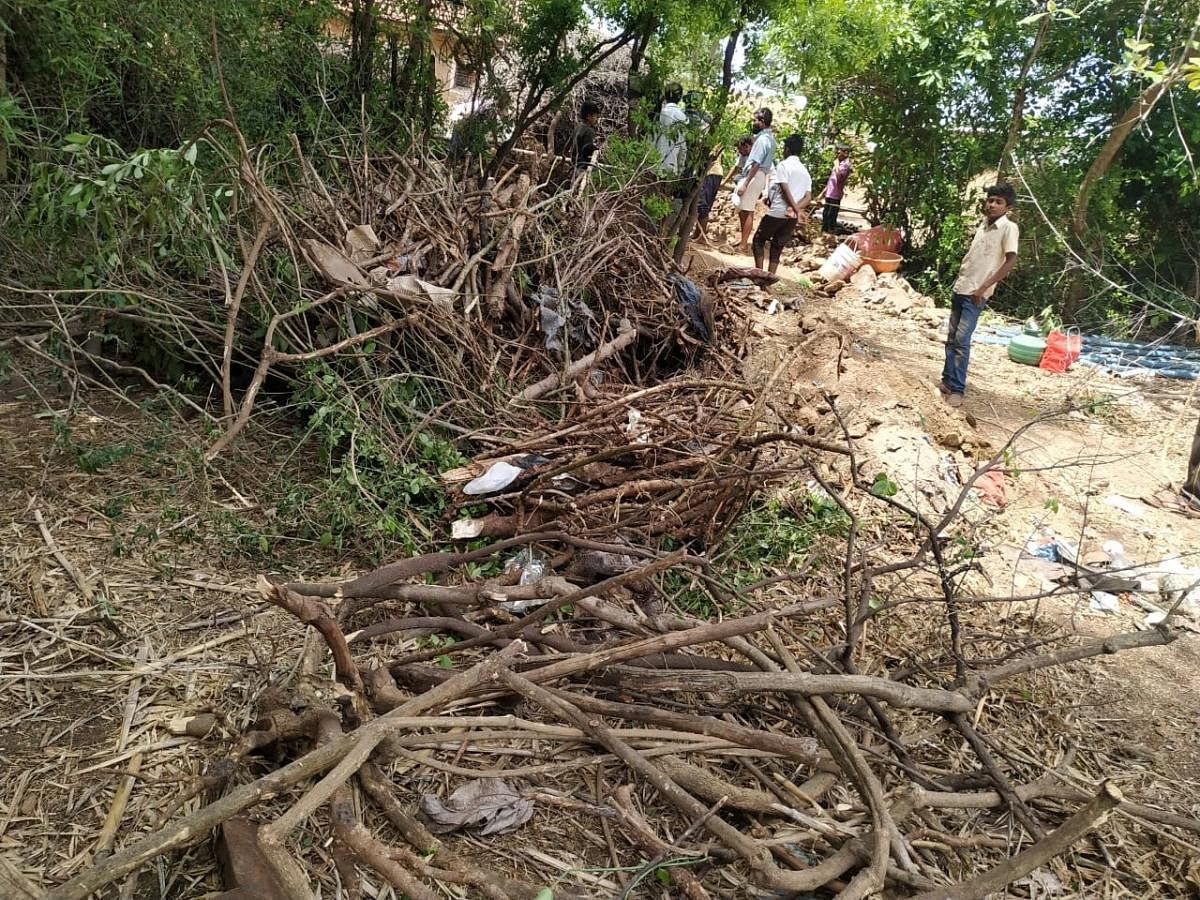 Volunteers of Jeerigiwada near Dharwad clean up two wells with community involvement. Photos by author