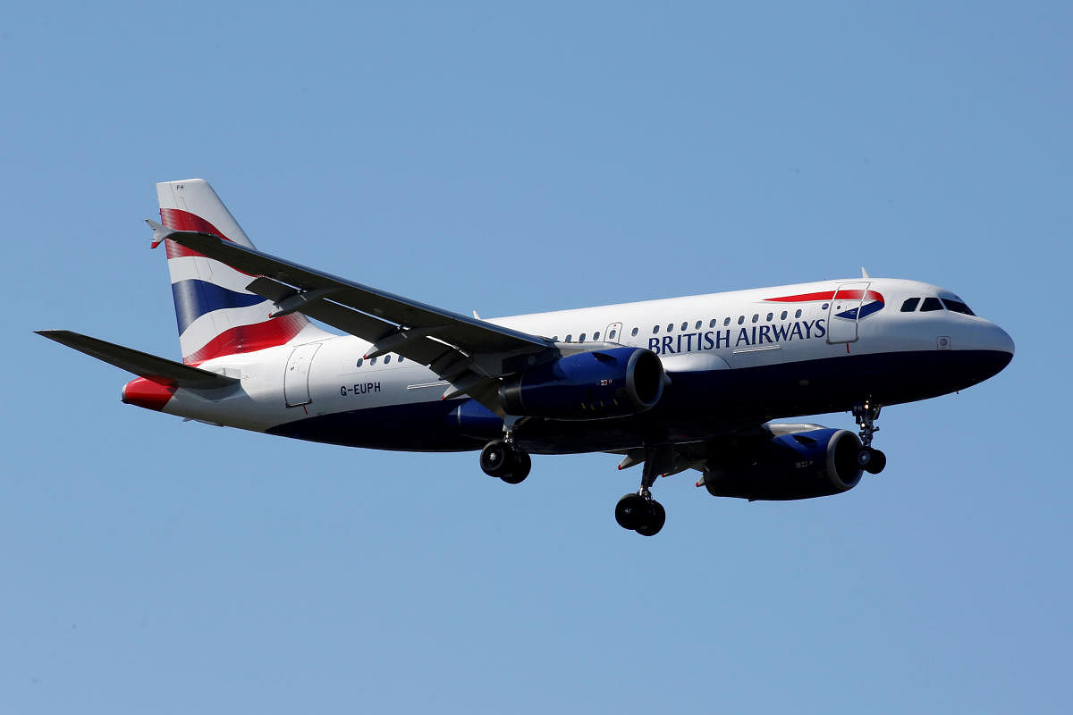 FILE PHOTO: The G-EUPH British Airways Airbus A319-131 makes its final approach for landing at Toulouse-Blagnac airport, France, March 20, 2019. REUTERS/Regis Duvignau/File Photo