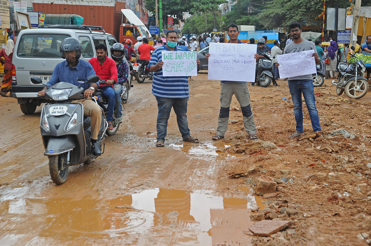 Residents protest for good roads at Jayanthi Circle in Kalkere, Horamavu, on Saturday. DH PHOTO/Pushkar V