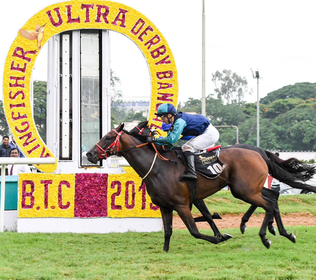 TENSE CLIMAX: Jockey David Allan pilots Well Connected to a thrilling win over Impavid (back) in the Kingfisher Ulta Derby Bangalore at the Bangalore Turf Club on Sunday. dh photo/ BH SHIVAKUMAR  
