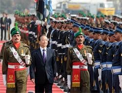 Chinese Prime Minister Wen Jiabao (2nd L) inspects a guard of honour during a welcome ceremony at the Pakistani military Chaklala airbase in Rawalpindi on December 17, 2010. Chinese Premier Wen Jiabao arrived in Pakistan on December 17 . AFP PHOTO
