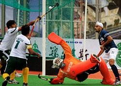 India's Chandi Gurwinder Singh (R) watches the ball against Pakistan during their match at the first Asian Men's Hockey Championship in Ordos, in northern China's Inner Mongolia on September 9, 2011. The match drew 2-2. AFP