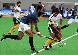 India's Raj Pal Singh (L) tussles for the ball against Pakistan's Imran Muhammad during their match at the first Asian Men's Hockey Championship in Ordos, in northern China's Inner Mongolia. AFP