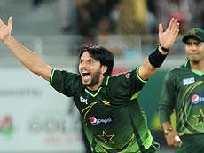 Pakistan's cricketer Shahid Afridi (L) celebrates after he dismissed Sri Lanka's cricketer Lasith Malinga (unseen) during the third One Day International (ODI) match between Pakistan and Sri Lanka at the Dubai cricket stadium in the Gulf emirate on November 18, 2011. AFP