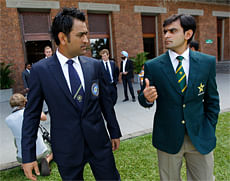 Pakistan's captain Mohammad Hafeez (R) and India's captain Mahendra Singh arrive for an official World Twenty 20 captains photograph with the Trophy in Colombo September 15, 2012. The tournament runs from September 18 to October 7 in Sri Lanka. REUTERS