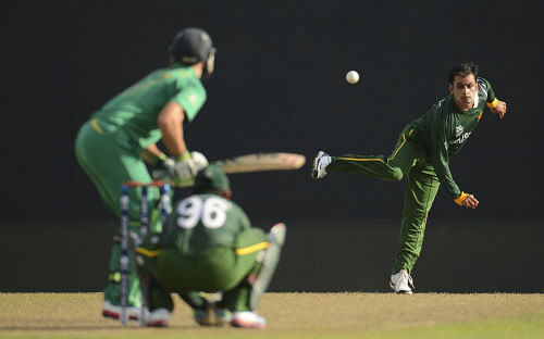 Pakistan's Umar Akmal and Saeed Ajmal (L) celebrate after winning the ICC World Twenty20 Super 8 cricket match as South Africa's AB de Villiers takes off his cap at the R Premadasa Stadium in Colombo September 28, 2012. REUTERS/Philip Brown