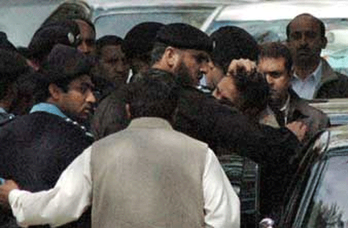 Iftikhar Chaudhry being arrested by secret agents. Photo by Sajjad Ali Qureshi. Courtesy: www.historycommons.org