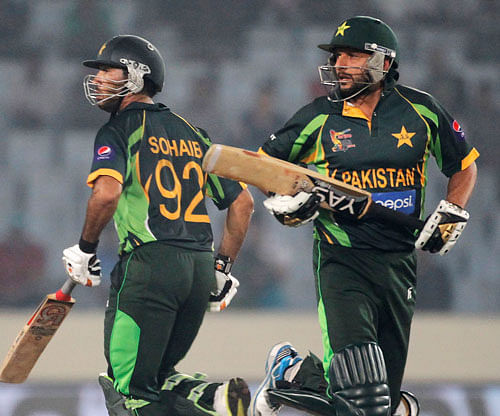 Pakistan's Sohaib Maqsood (L) and Shahid Afridi run between the wickets against India during their one-day international (ODI) cricket match at the 2014 Asia Cup in Dhaka March 2, 2014. REUTERS