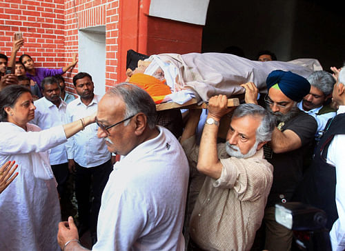 The mortal remains of renowned author Khushwant Singh is carried for cremation in New Delhi on Thursday. Singh, 99, passed away at his house on Thursday. PTI Photo