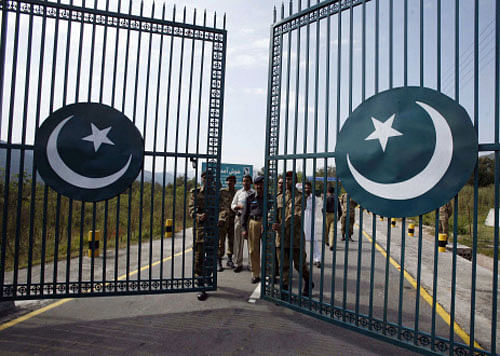 File photo of Pakistani rangers closing the gate after it was opened for trade at a crossing point at Chakka-da-Bagh. Reuters