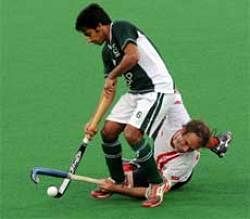 Canadian hockey player Rob Short (R) in action against Pakistan hockey player Waseem Ahmed (L) during their World Cup 2010 match for 11th and 12th place at the Major Dhyan Chand Stadium in New Delhi on March 11, 2010. AFP