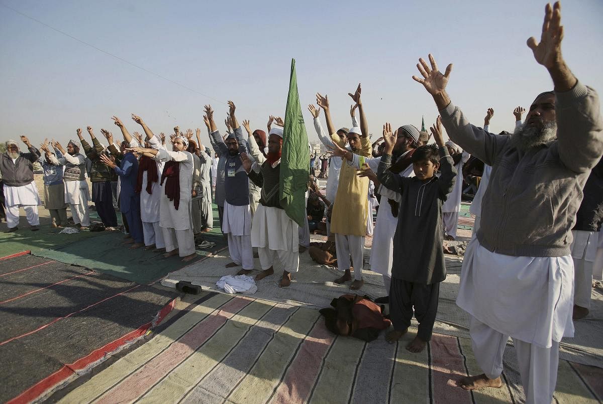 Supporters of religious groups chant religious slogans at a rally to express solidarity with protesters, in Karachi, Pakistan, Sunday, Nov. 26, 2017. Pakistani Islamists are pressing ahead with their rally near Islamabad in even larger numbers, a day after clashes with police left six dead and dozens wounded. AP/PTI