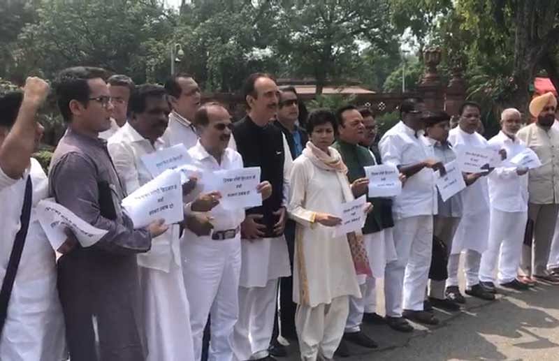 Congress MPs holding protest against detention of Priyanka Gandhi on her way to Sonbhadra to meet victims of shootout. (Video Grab)