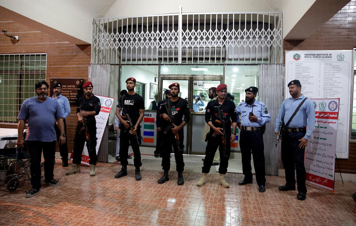 Police commandos stand guard in front of the cardiac center of Pakistan Institute of Medical Sciences (PIMS) where former Prime Minister Nawaz Sharif is shifted, in Islamabad, Pakistan July 29, 2018. REUTERS/Faisal Mahmood  FAISAL MAHMOOD