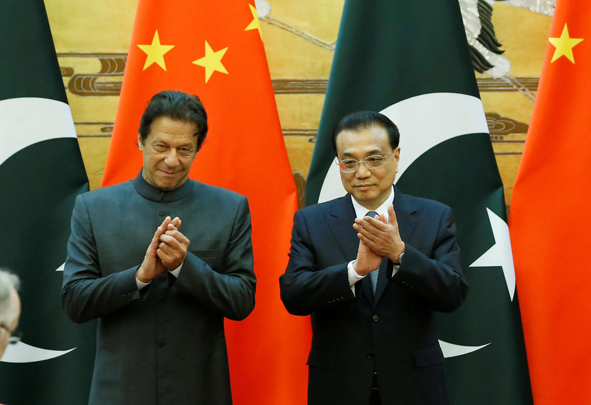 Pakistani Prime Minister Imran Khan (L) and China's Premier Li Keqiang attend a signing ceremony at the Great Hall of the People in Beijing, China, November 3, 2018. (Reuters Photo)