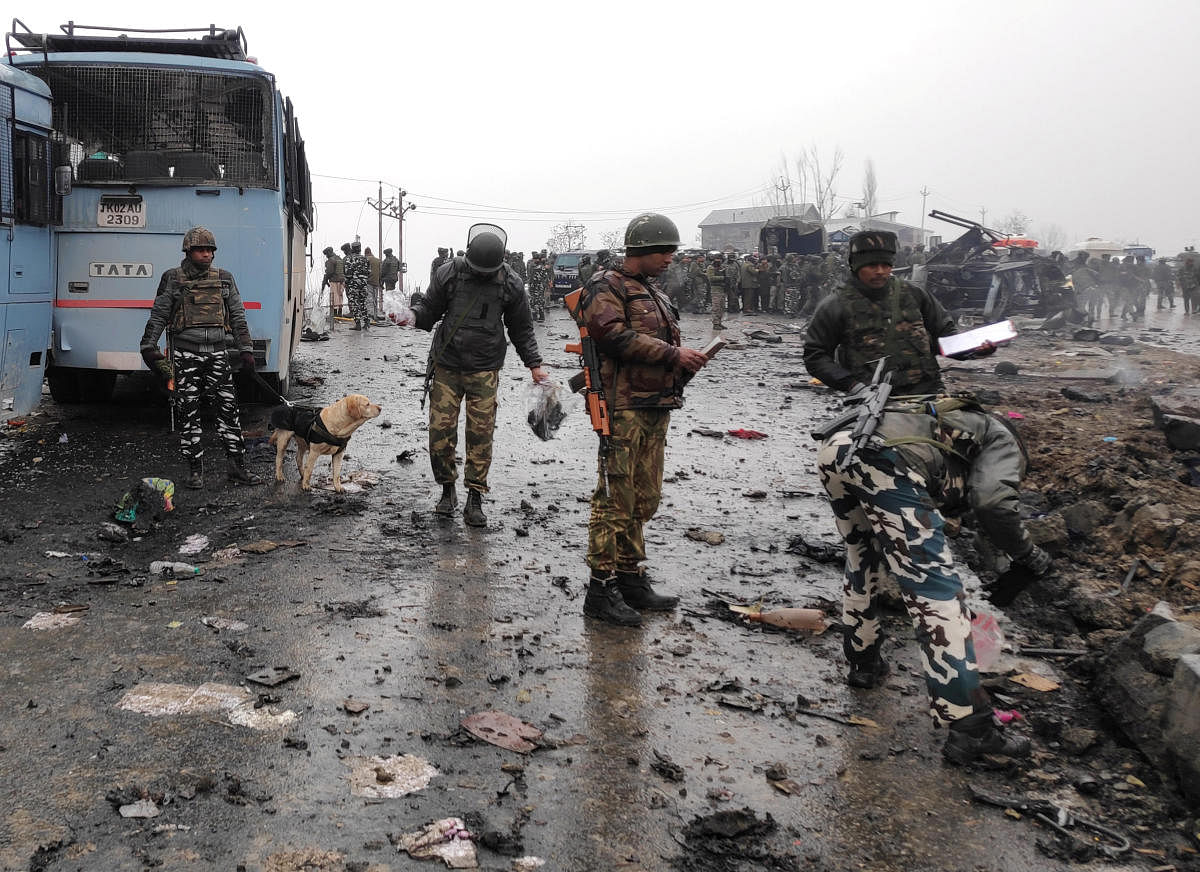 Soldiers examine the debris after an explosion in Lethpora in south Kashmir's Pulwama district February 14, 2019. REUTERS photo