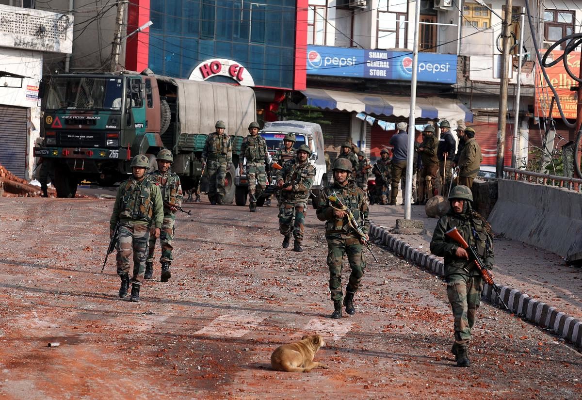 Indian army soldiers patrol during a curfew in Jammu on February 16, 2019, following a deadly attack on paramilitary troops near Srinagar in Jammu and Kashmir state. - India and Pakistan's troubled ties risked taking a dangerous new turn on February 15 as