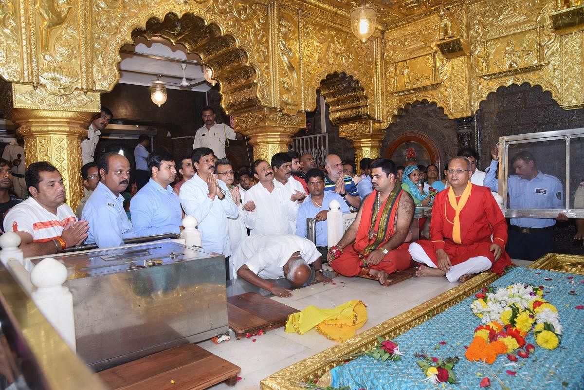 Rebel MLAs Ramesh Jarkiholi, Mahesh Kumtahalli, H Vishwanath, Narayana Gowda and Shivaram Hebbar offer prayers at the Saibaba temple at Shirdi in Maharashtra on Saturday. PTI