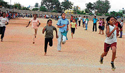 topper: Prajna, of Mahila Samaj School finishes first in the 100m race at taluk-level inter school sports meet organised at the District Stadium in Kolar on Thursday. Roshani (3rd right) of Chinmaya School and Hard Puttani (4th right) of Subhash School secured second and third place respectively. DH Photo