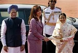 President Pratibha Patil (R),  with Argentina's President Cristina Fernandez (C), as PM Manmohan Singh looks on at a ceremonial reception Wednesday.