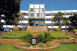 The Bangalore University will seek UGC permission to start a mobile science unit soon. DH Photo