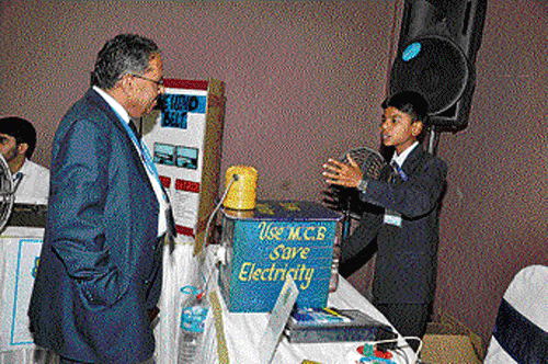 Darshan explains his project at the national level science contest. dh photo