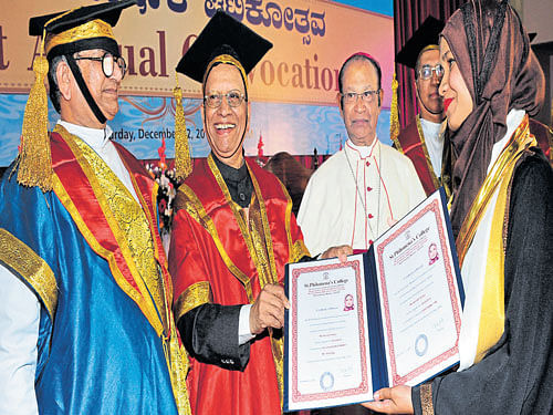 Indian Institute of Science Bengaluru professor Dr K J Rao handovers the rank certificate  to Aminath Shaza,  during the first convocation at St Philomena College, in Mysuru on  Saturday. DH photo