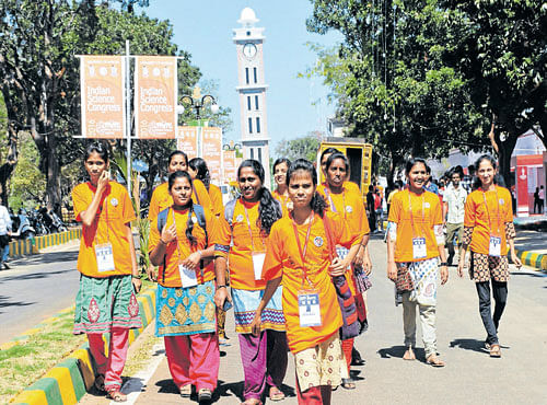 Indian Science Congress volunteers wearing specially designed event T-shirts in Mysuru on Saturday. DH PHOTO