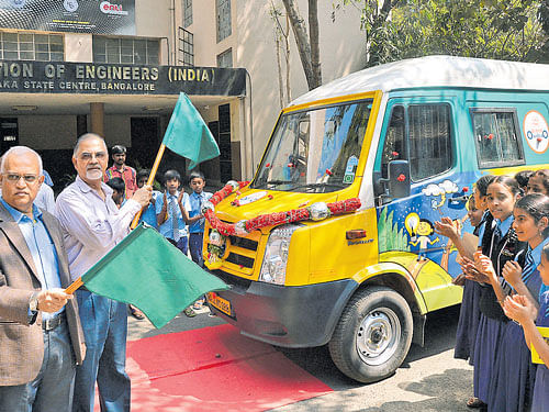 Infosys Science Foundation Trustee Srinath Batni and 'Agastya' International Foundation COOTyagarajan K flag off the 'Mobile Science Lab' of the Foundation in the City on Tuesday. DH PHOTO