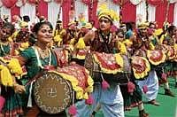 A different beat: Students of Jivan Bimanagar Government High School performing dollukunitha at the awards distribution ceremony held by Karnataka Bhovi Welfare Association in Bangalore on Sunday. DH Photo
