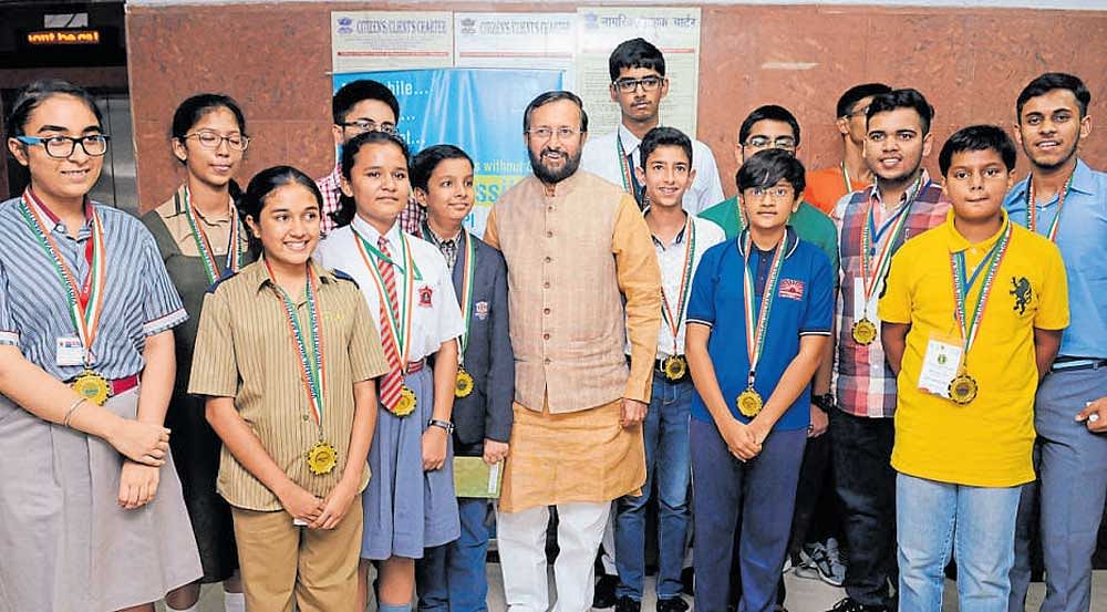 Union HRD Minister Prakash Javadekar with Shrishti Kulkarni (third from the left in front row, wearing a brown shirt and trousers), Joel Tony (in blue jeans and white shirt, next to the minister) and other winners of a national-level science contest in New Delhi. PIB