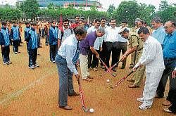 Lets play: Arjuna Awardee Ashok Kumar Singh Dhyanchand, Minister for Youth Services and Sports, Gulihatti D Shekar, journalist Rajashekhar Koti, Police Commissioner Sunil Agarwal Bully to inaugurate the National-Level Invitational Womens Hockey Tournament in Mysore on Tuesday. DH PHOTO