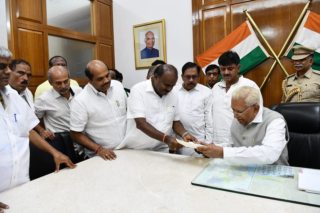 HD Kumaraswamy handing over his resignation letter to Governor Vajubhai Vala 