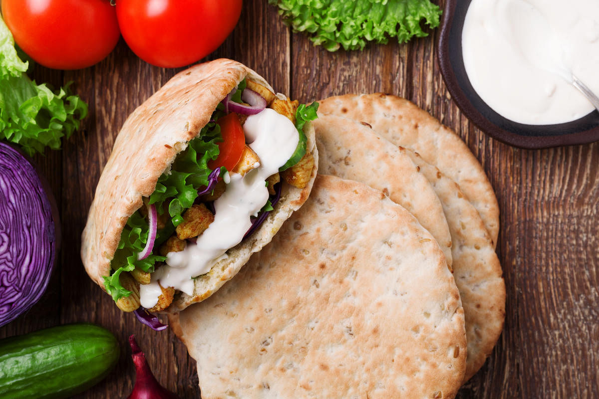 Pita bread with roasted chicken and vegetables